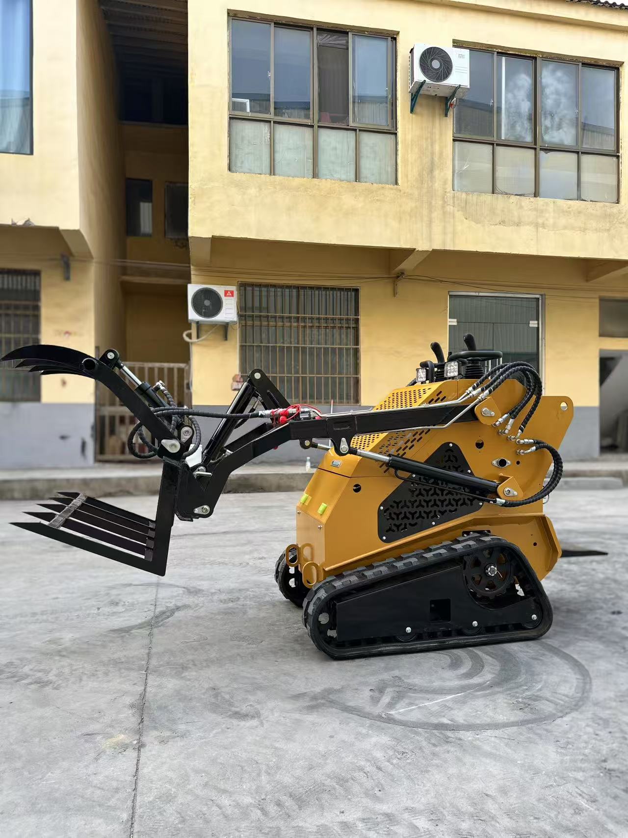 👉 Crawler Type SkidSteer Loader (Single-Cylinder)